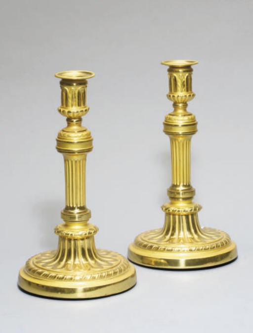 PAIRE DE BOUGEOIRS DE STYLE LOUIS XVI