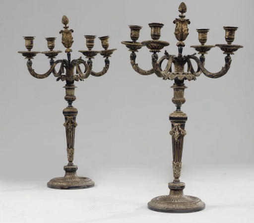 PAIRE DE CANDELABRES DE STYLE LOUIS XVI