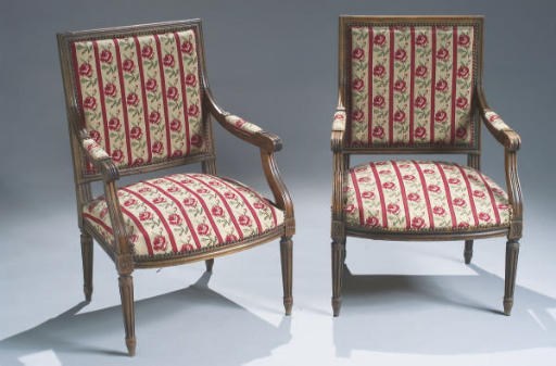 PAIRE DE FAUTEUILS DE STYLE LOUIS XVI