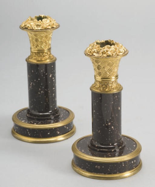 PAIRE DE BOUGEOIRS DE STYLE RESTAURATION