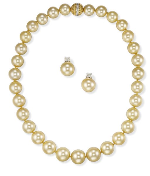 A GOLDEN SOUTH SEA CULTURED PEARL NECKLACE