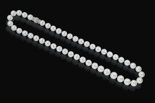 A FINE SOUTH SEA CULTURED PEARL NECKLACE