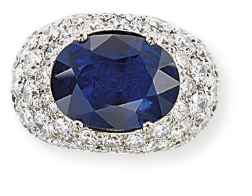 A SAPPHIRE AND DIAMOND RING