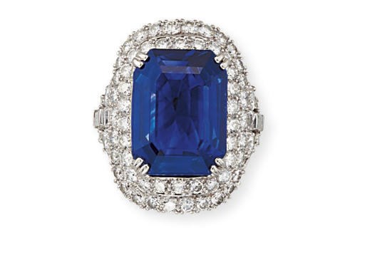 A SAPPHIRE AND DIAMOND RING