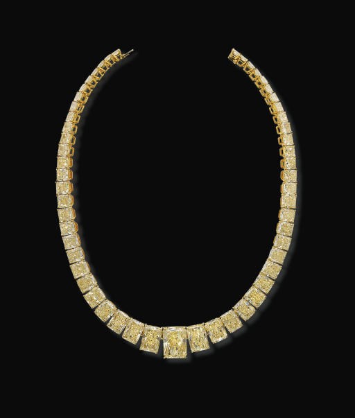 A MAGNIFICENT COLOURED DIAMOND NECKLACE