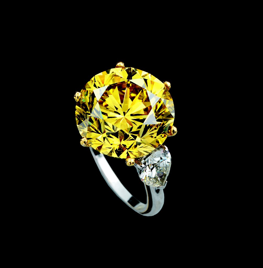 AN EXCEPTIONAL COLOURED DIAMOND RING
