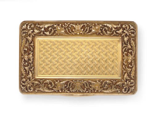 A FRENCH TWO-COLOR GOLD SNUFF BOX
