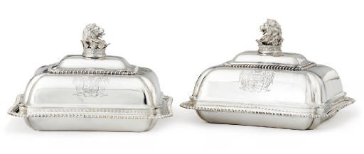 A PAIR OF GEORGE IV SILVER COVERED ENTREE DISHES