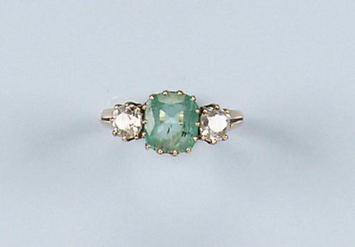 AN ANTIQUE EMERALD AND DIAMOND THREE STONE RING