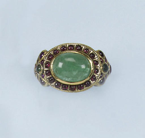 AN INDIAN EMERALD AND RUBY RING