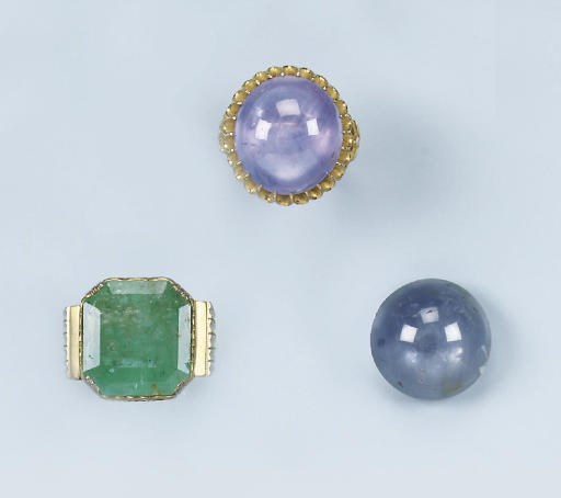 A COLLECTION OF JEWELLERY