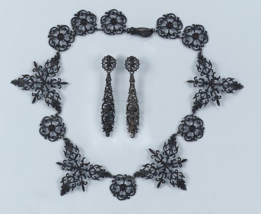 A FER DE BERLIN NECKLACE AND EARRINGS