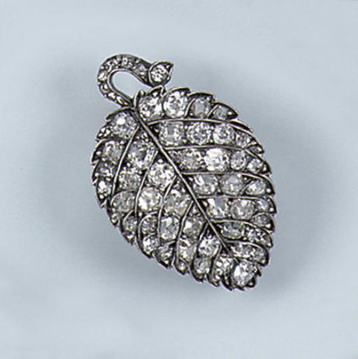 AN ANTIQUE DIAMOND LEAF BROOCH