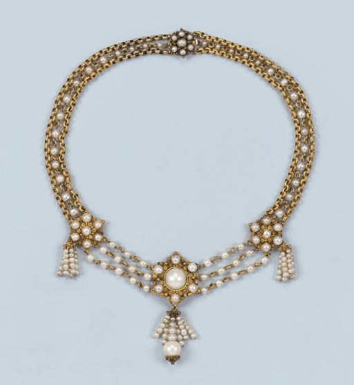 AN ANTIQUE PEARL NECKLACE