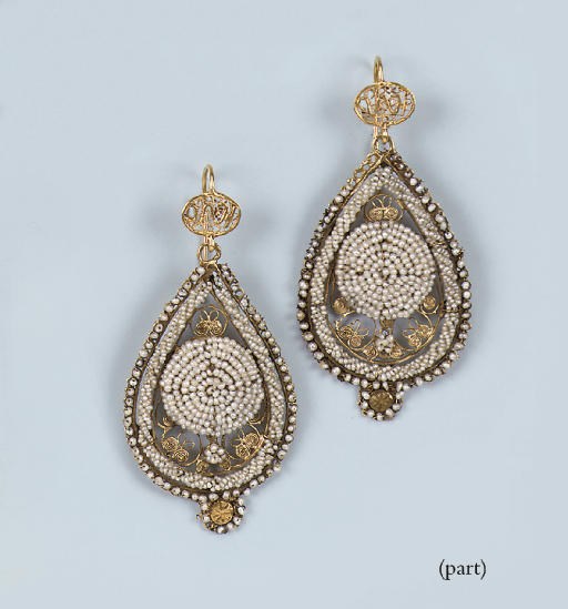 A COLLECTION OF ANTIQUE JEWELLERY