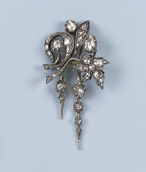 AN ANTIQUE ROSE-CUT DIAMOND BROOCH