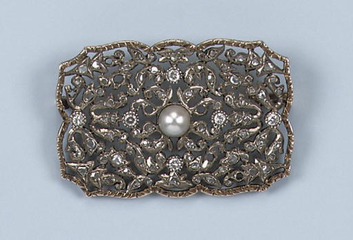 AN ANTIQUE NATURAL PEARL AND DIAMOND BROOCH