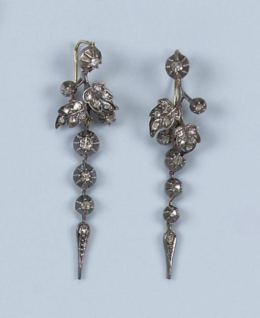 A PAIR OF ANTIQUE DIAMOND EARPENDANT