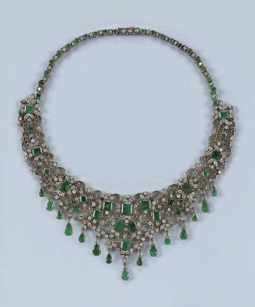 AN EMERALD AND DIAMOND NECKLACE