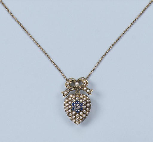 AN ANTIQUE HEART-SHAPED PENDANT ON CHAIN