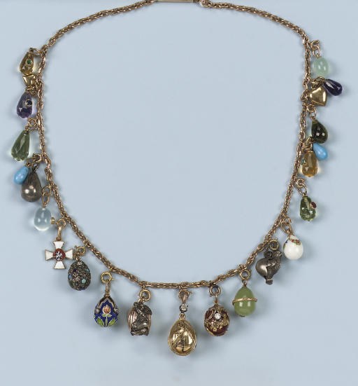 AN EGG PENDANT NECKLACE