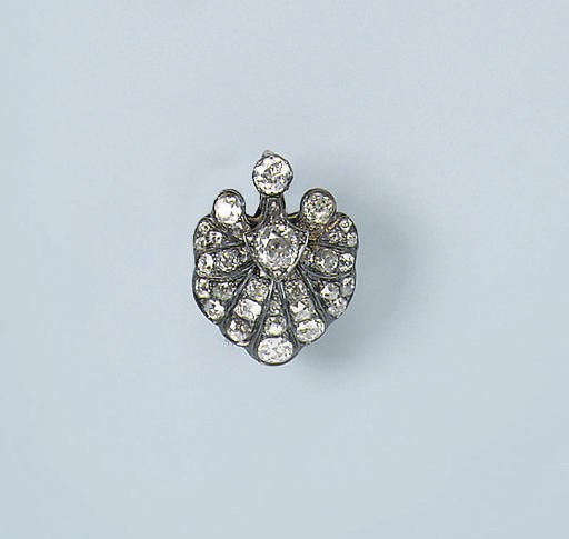 AN ANTIQUE DIAMOND PENDANT