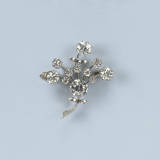 AN ANTIQUE DIAMOND FLOWER BROOCH