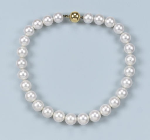 A SOUTH SEA CULTURED PEARL NECKLACE