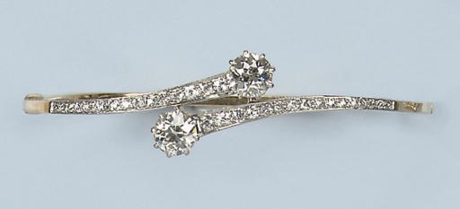 AN ANTIQUE DIAMOND BANGLE