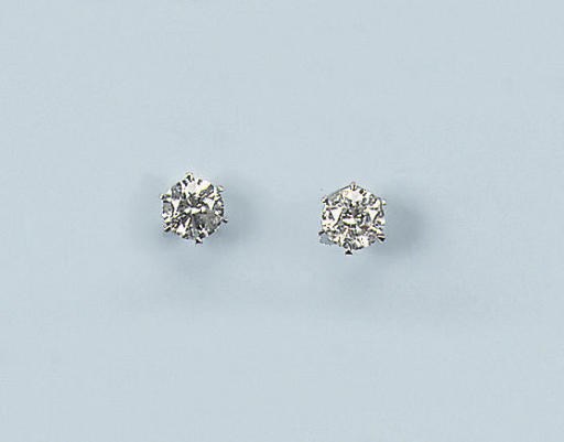 A PAIR OF DIAMOND SINGLE STONE EARRINGS