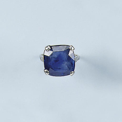 AN ART DECO SAPPHIRE AND DIAMOND RING