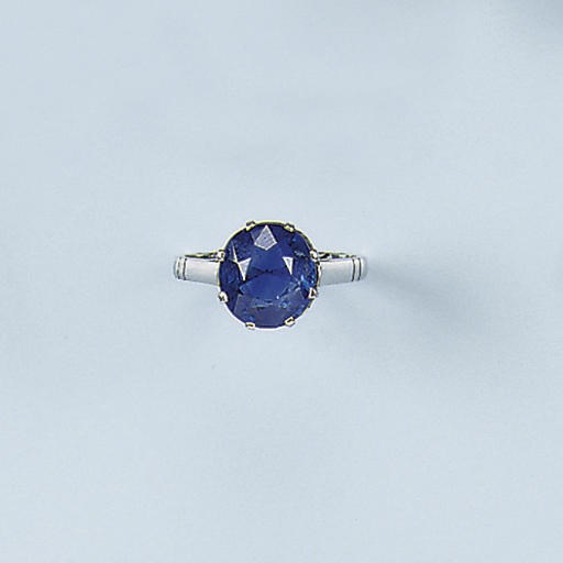 A SAPPHIRE SINGLE STONE RING