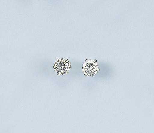 A PAIR OF DIAMOND EARSTUDS