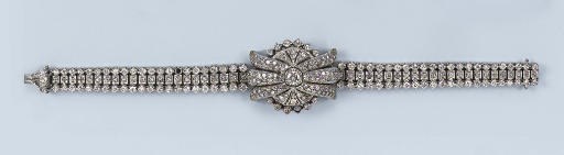 A LADY'S 18K WHITE GOLD AND DIAMOND BRACELET WATCH, BY PIAGET
