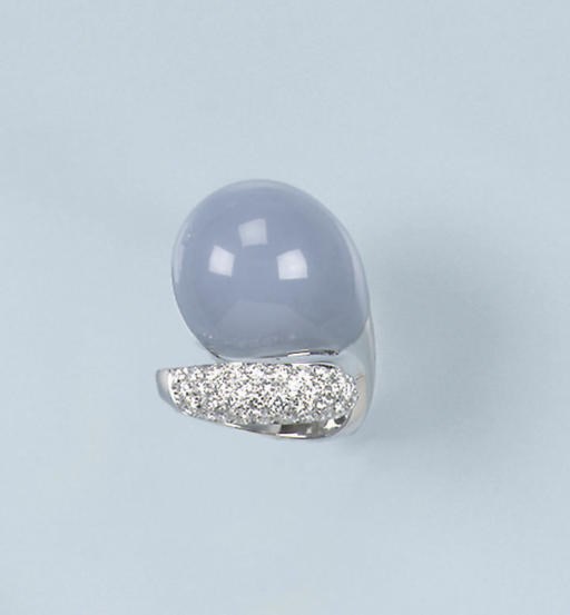 A CHALCEDONY AND DIAMOND RING