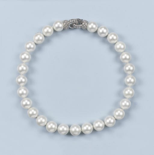 A SOUTH SEA CULTURED PEARL NECKLACE