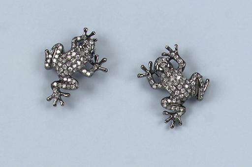 A PAIR OF DIAMOND EARRINGS