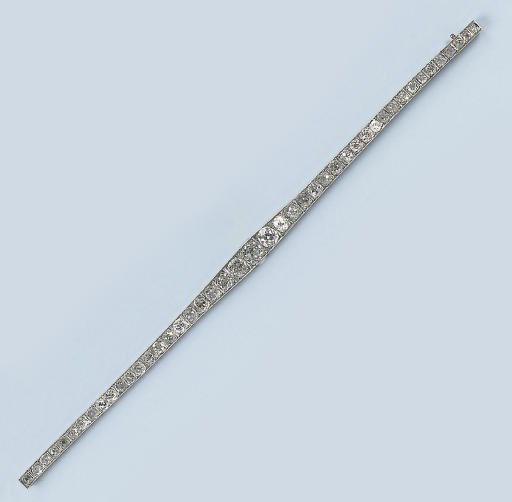 AN ANTIQUE DIAMOND BRACELET