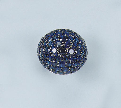 A SAPPHIRE DRESS RING