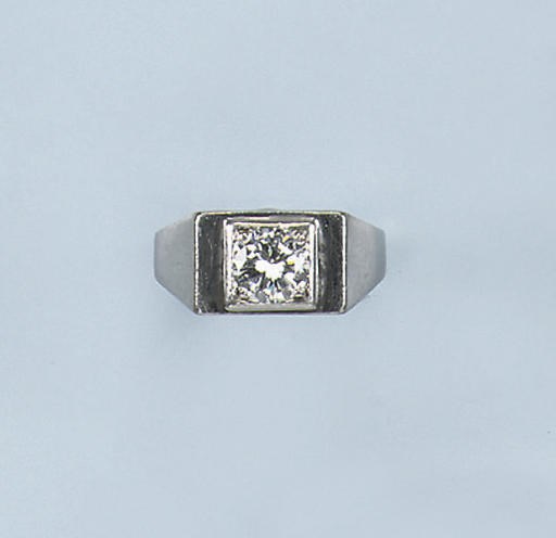 A DIAMOND SINGLE STONE RING