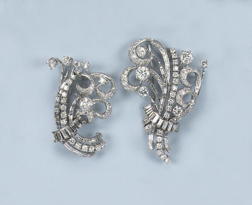 A DIAMOND DOUBLE CLIP BROOCH