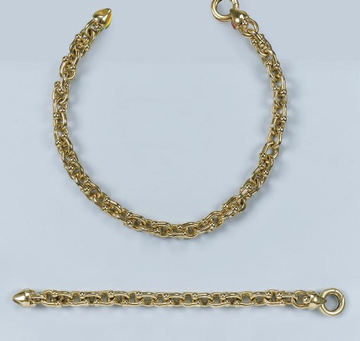 A GOLD NECKLACE AND BRACELET