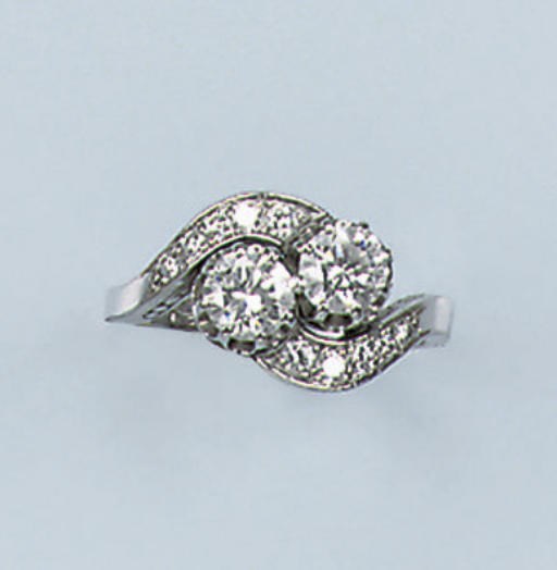 A DIAMOND CROSSOVER RING