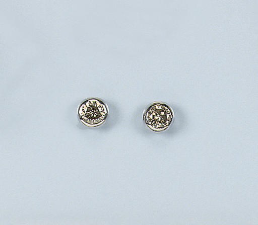 A PAIR OF DIAMOND SINGLE STONE EARRINGS