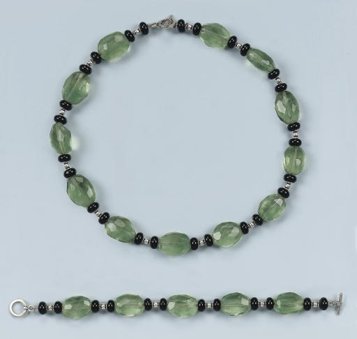 A FLUORITE AND ONYX NECKLACE AND BRACELET