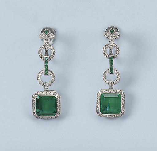 A FINE PAIR OF ART DECO EMERALD AND DIAMOND EARPENDANTS