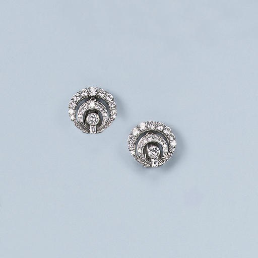 A PAIR OF DIAMOND EARCLIPS