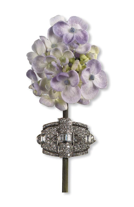 AN UNUSUAL ART DECO DIAMOND BROOCH