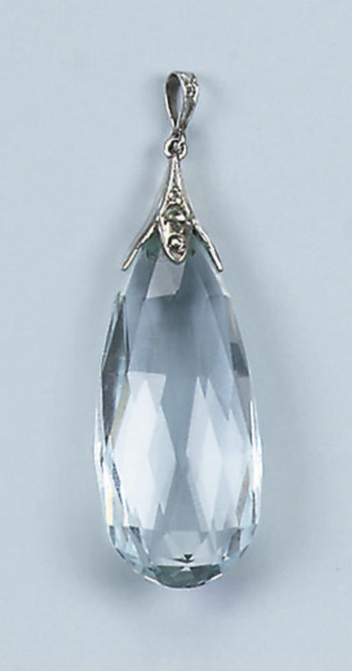 AN AQUAMARINE PENDANT