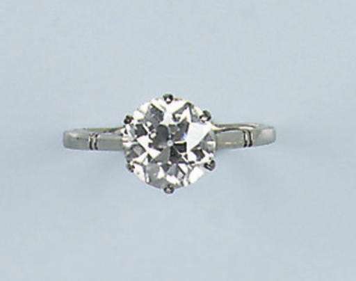 A DIAMOND SINGLE STONE RING